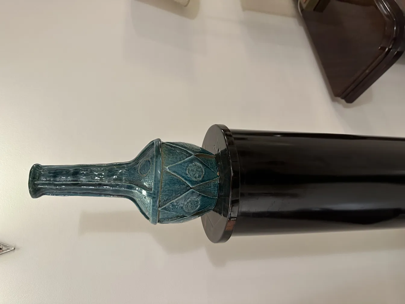 Vaso de cerâmica antiga com design decorativo em tons de azul