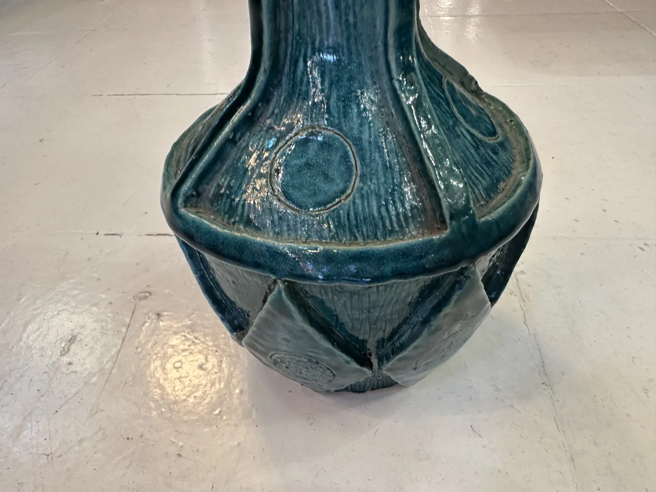 Ceramica antica decorativa blu con motivi unici