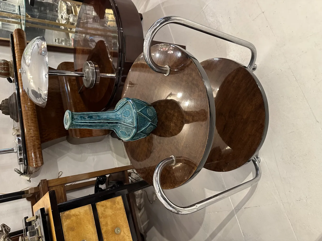 Antike blaue Keramikvase auf einem Holztisch