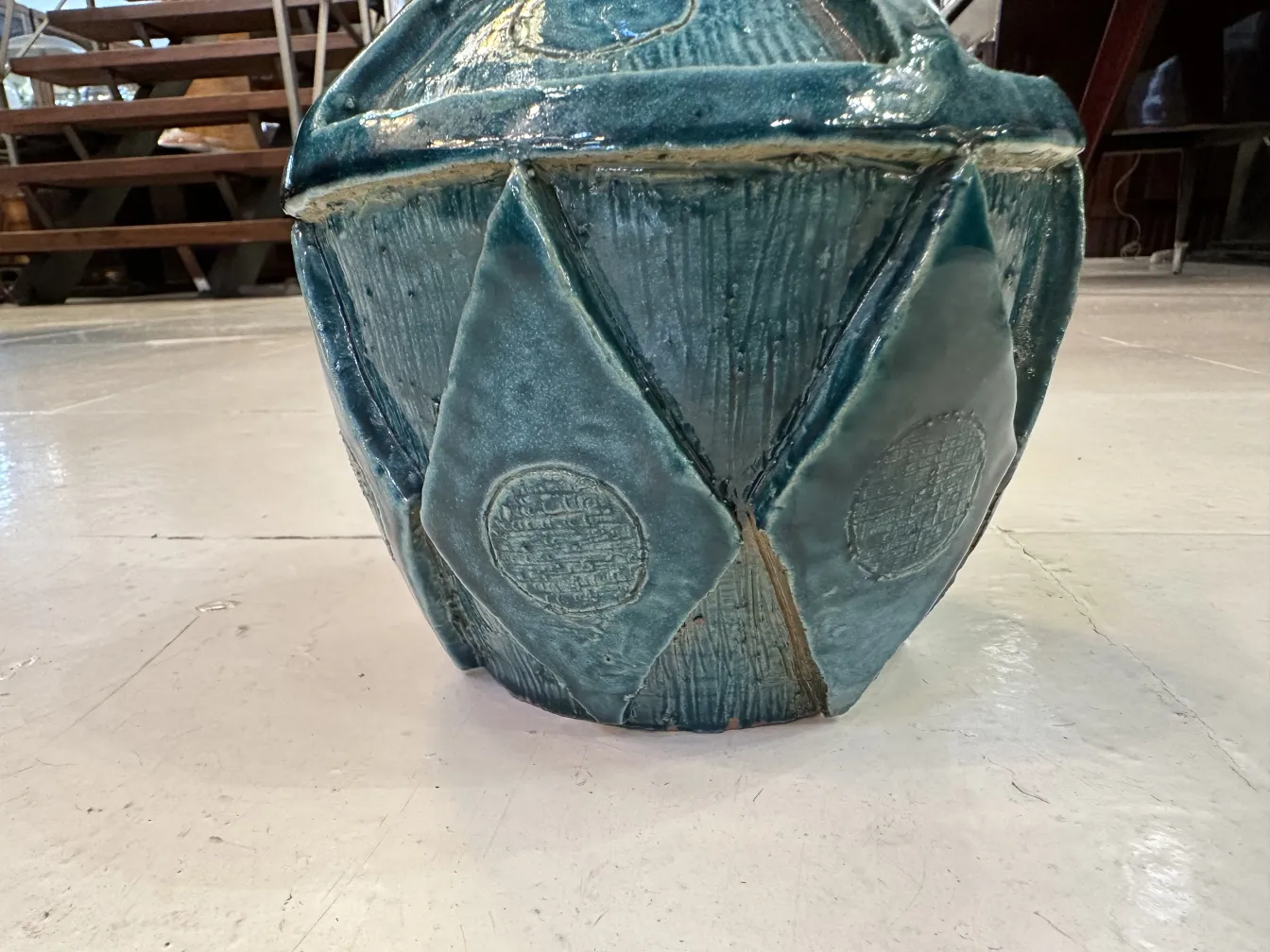 Antica ceramica blu con decorazioni incise e testurizzate