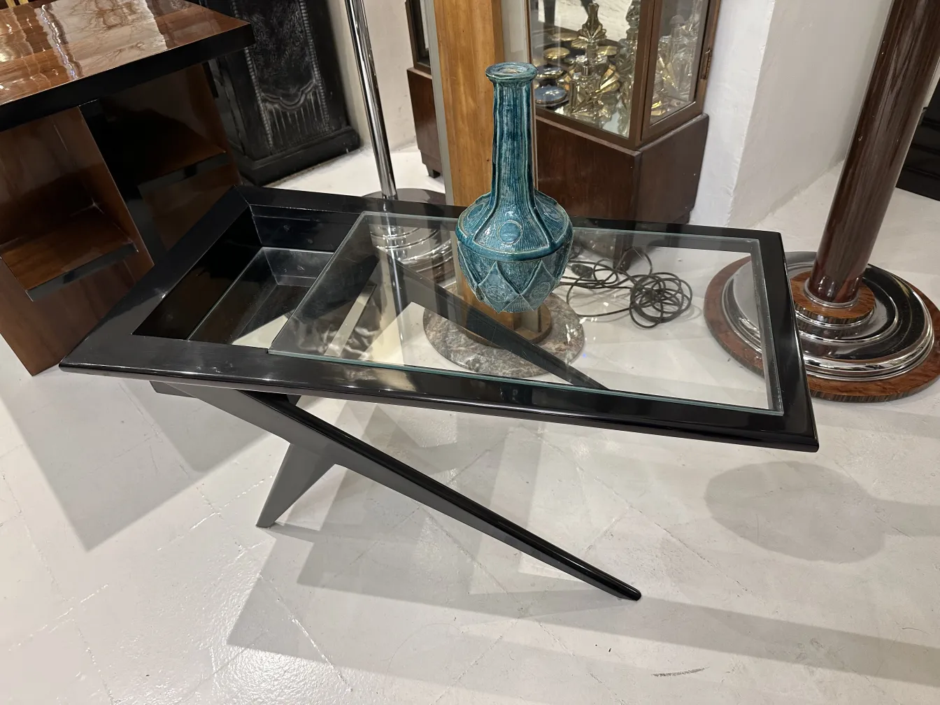 Vaso di ceramica antica decorativa su tavolo di vetro