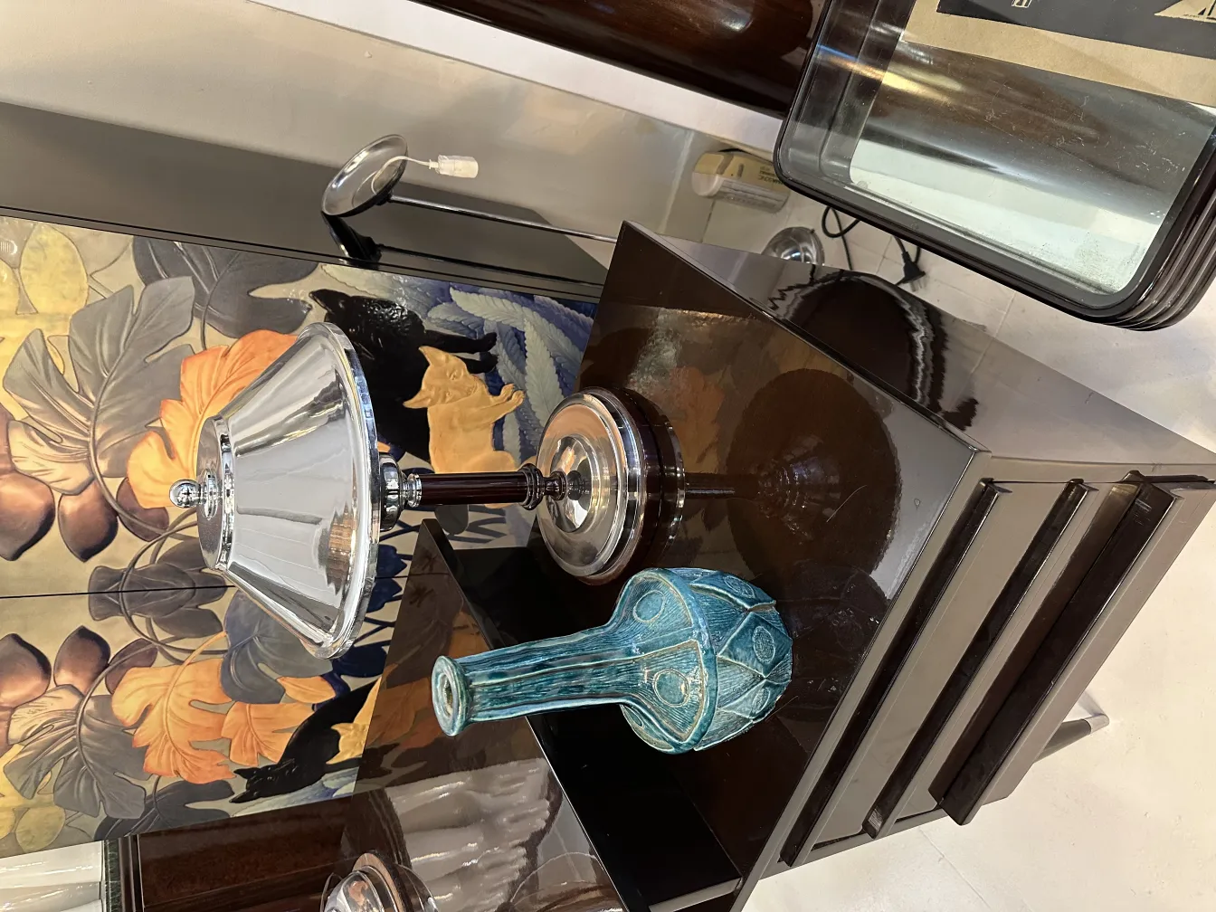 पुरानी नीली मिट्टी के पात्र की vase एक मेज पर फूलों की सजावट के साथ