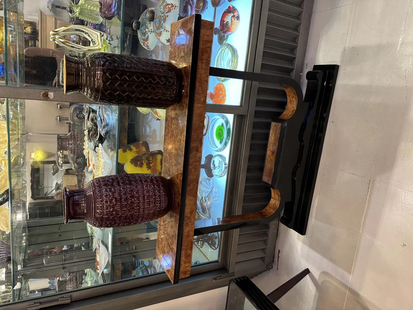 Deux vases en céramique ancienne sur une table élégante, fond décoratif