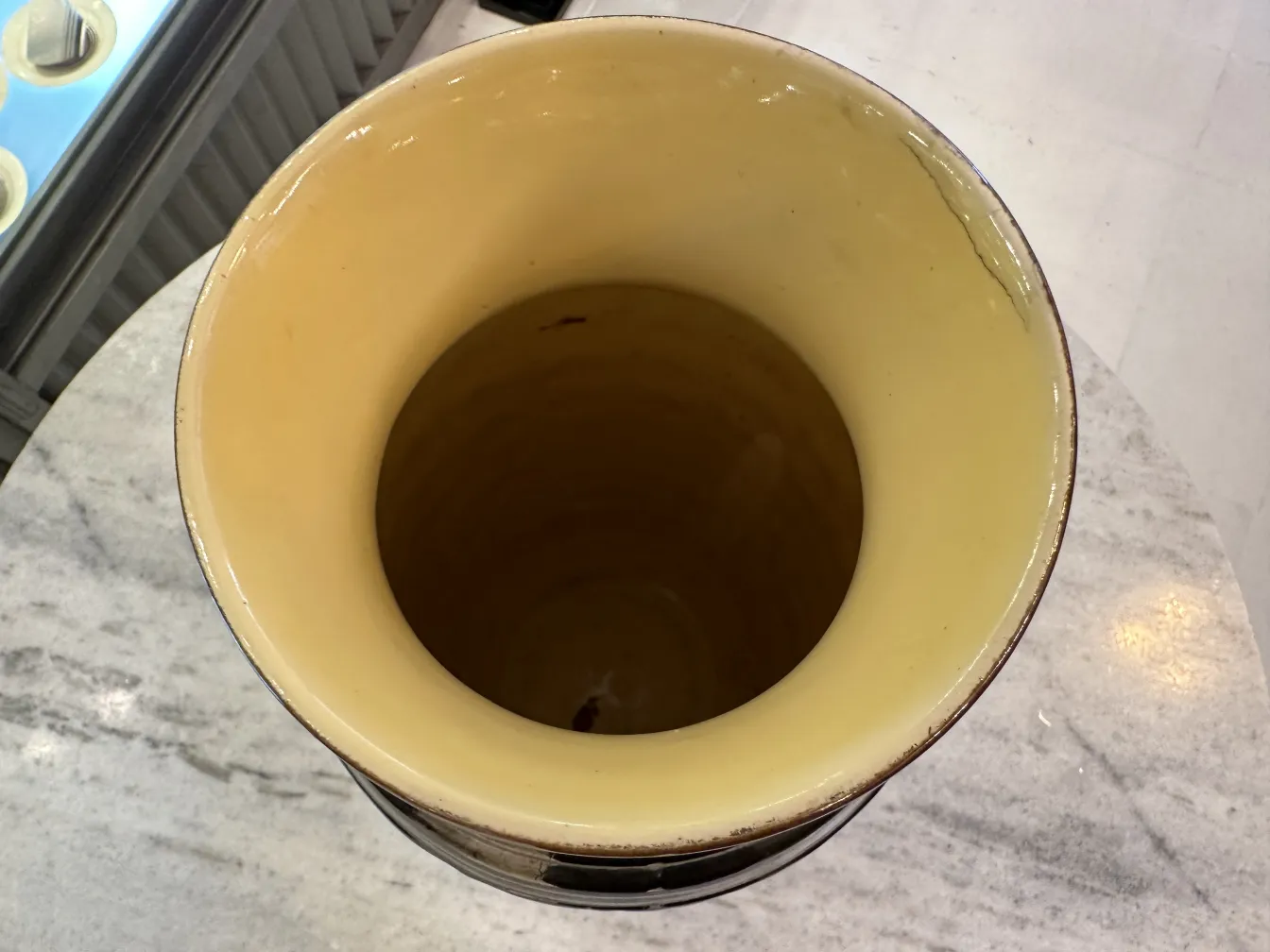 Bella ceramica antica con interno liscio e lucido, perfetta per la decorazione.