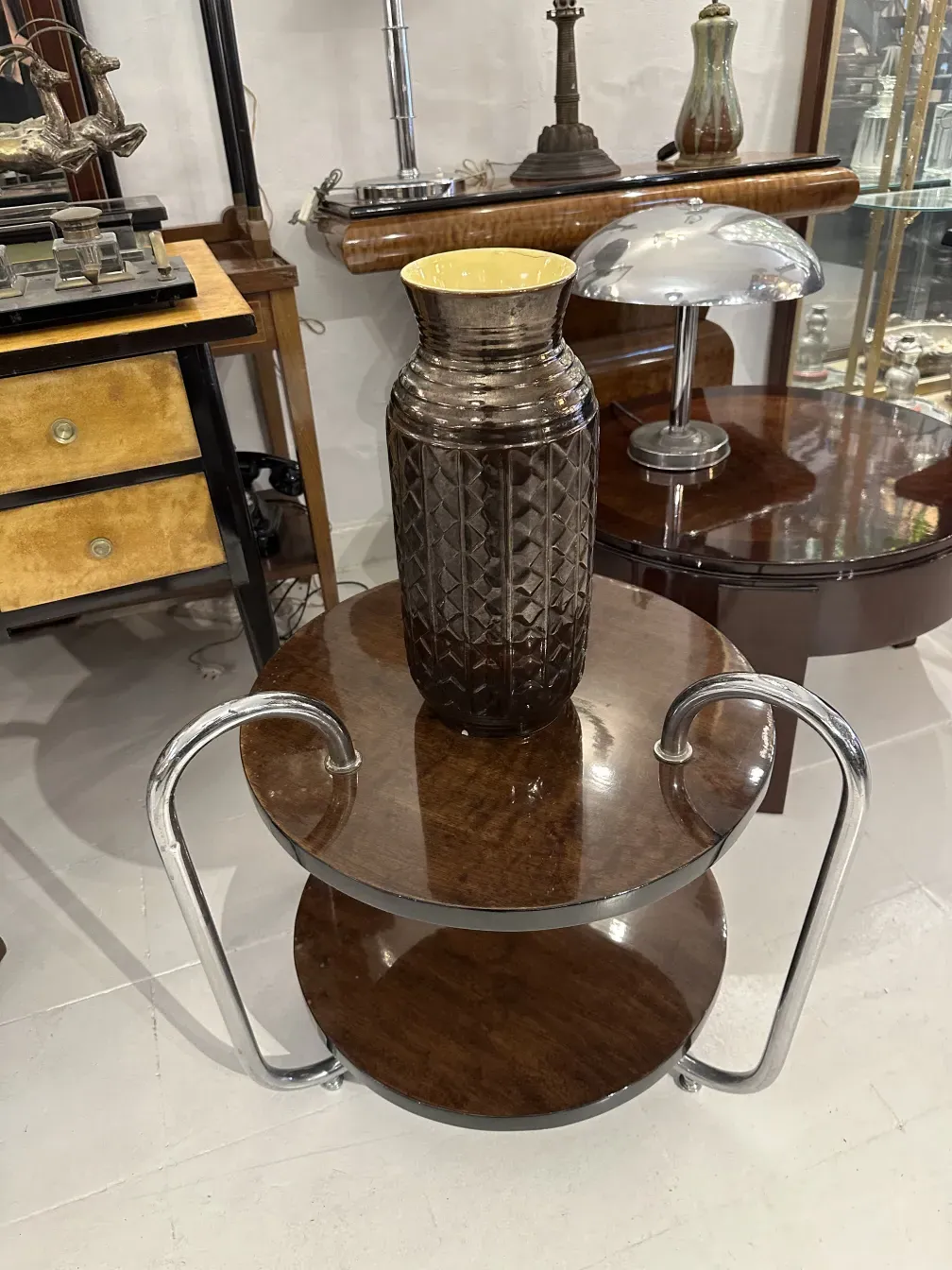 Vaso in ceramica antica con design decorativo