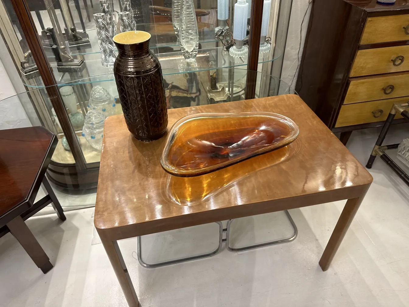 装飾的なテーブルの上の古代陶器。