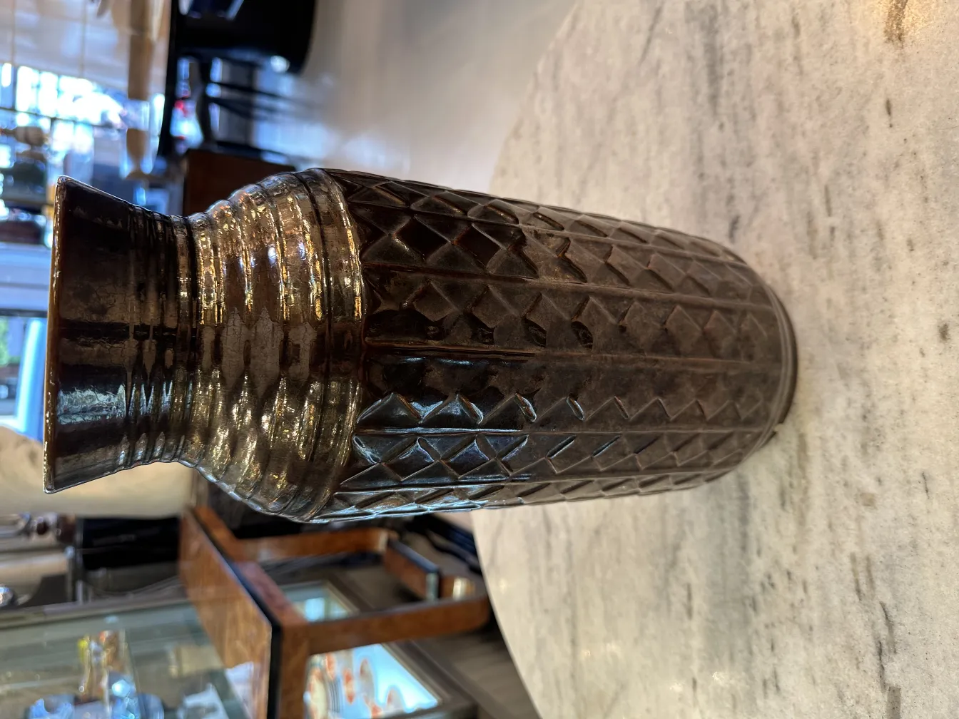 Antike dekorative Keramikvase mit Relieflinie.