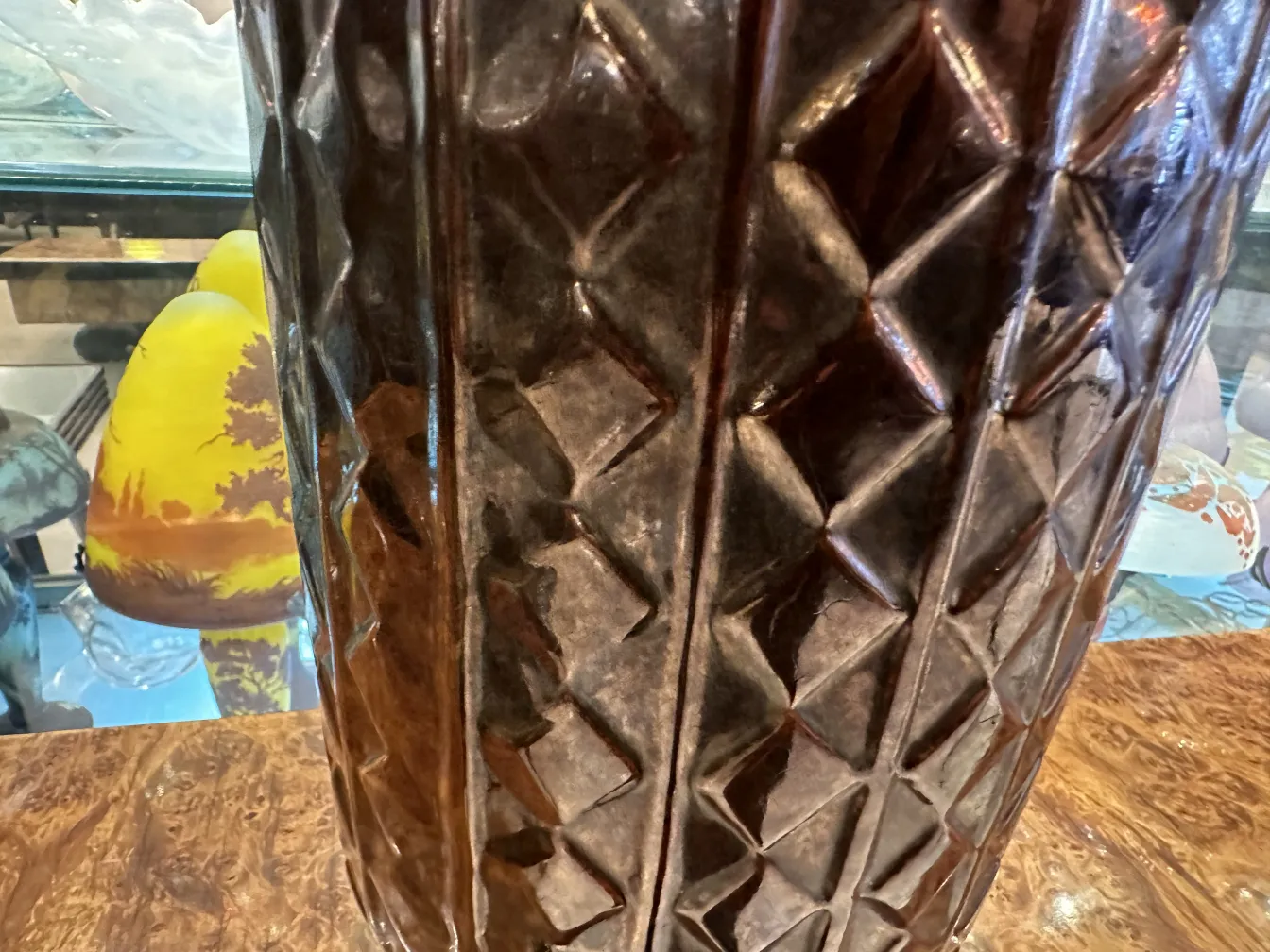 Vaso de cerámica antigua con patrones decorativos sutiles