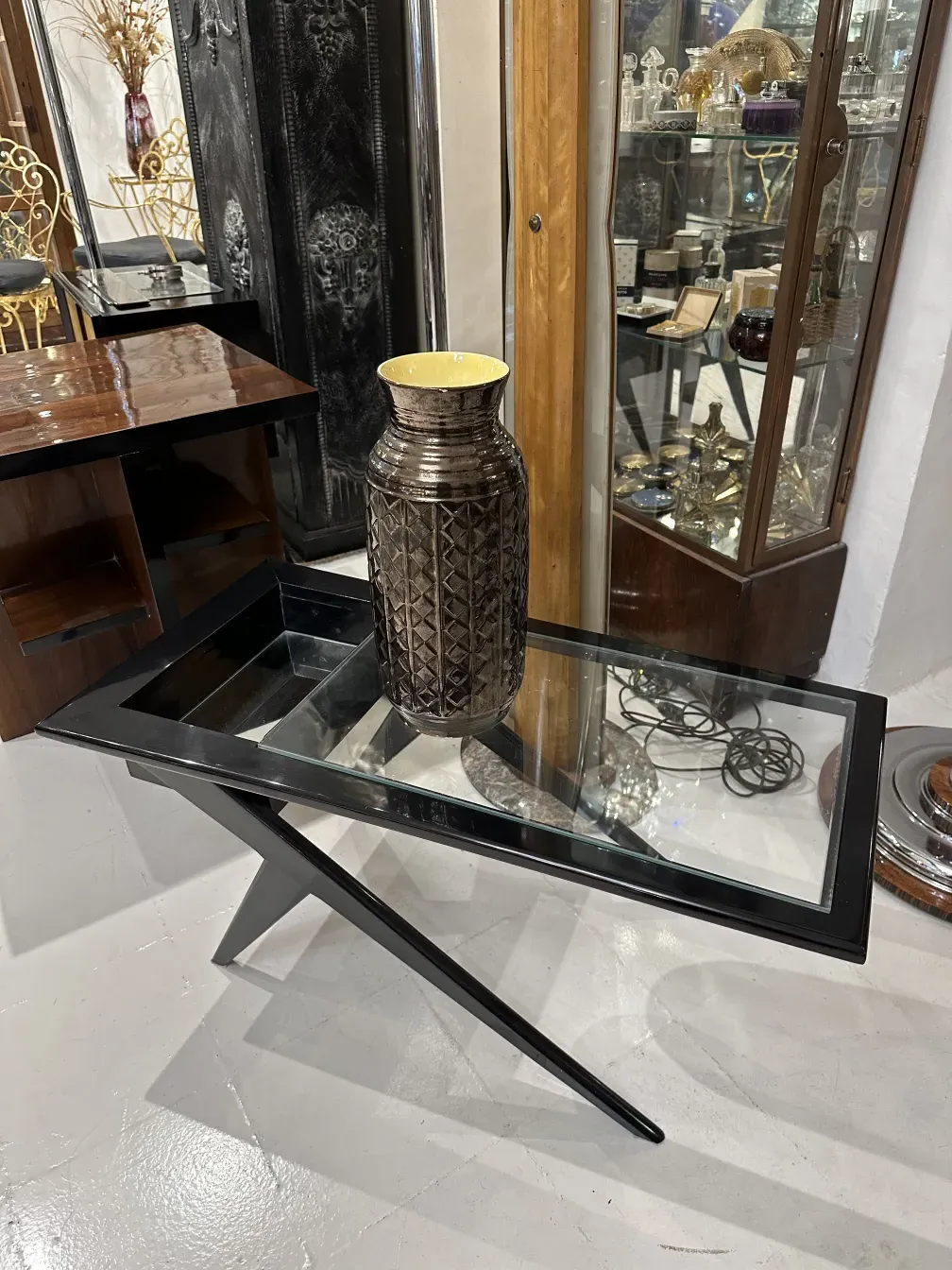Vaso decorativo antigo de cerâmica em uma mesa.