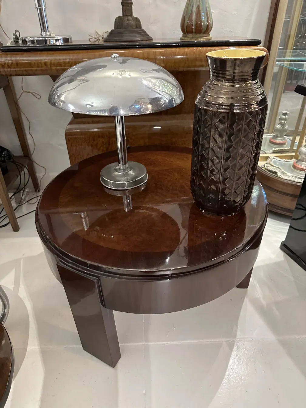 Vaso de cerâmica antiga com design esculpido