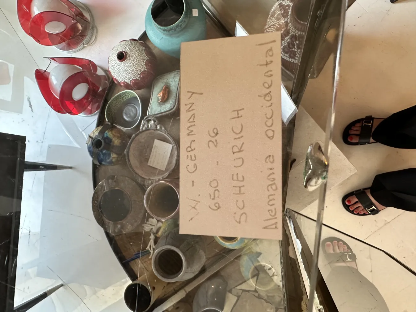 Vasos de cerâmica antigos em exibição em uma mesa.