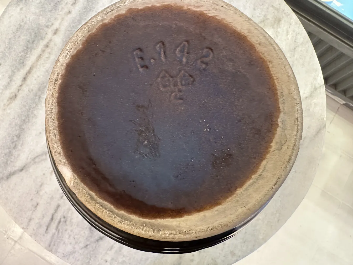 Ancienne céramique marron avec détails artisanaux