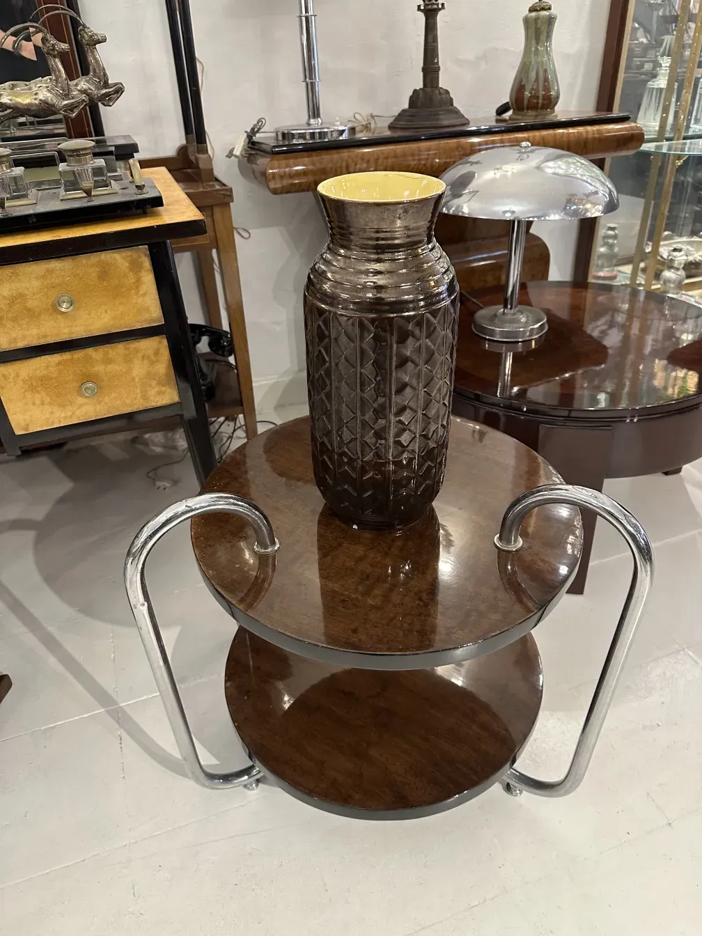 Ancienne céramique décorative sur table ronde, couleur sombre, de Carstens Tönnieshof.