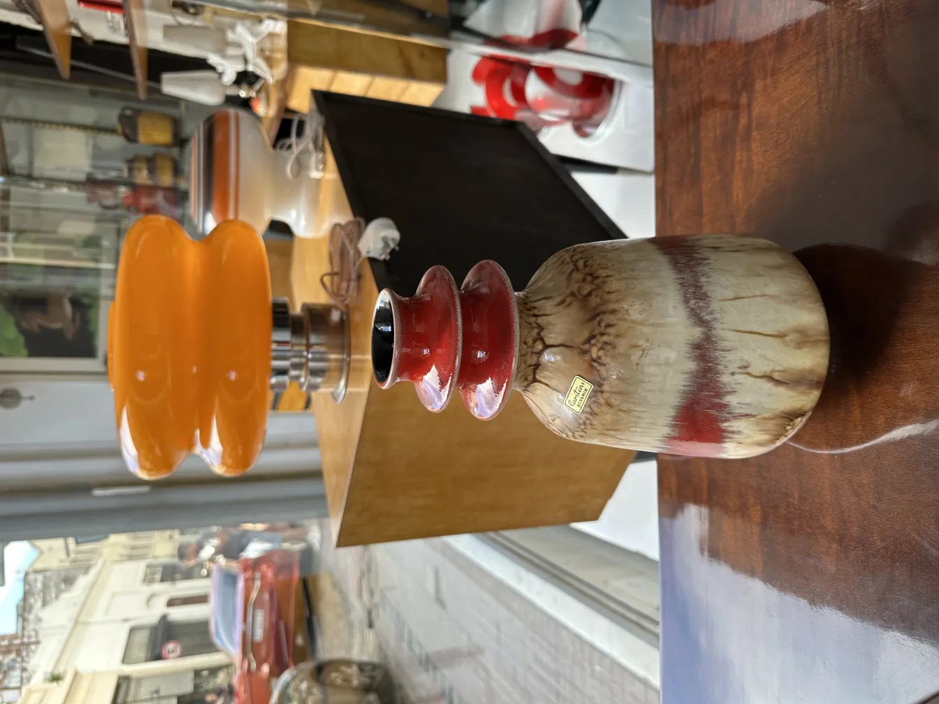 Vaso de ceramica antiga com tons terrosos em um ambiente acolhedor.