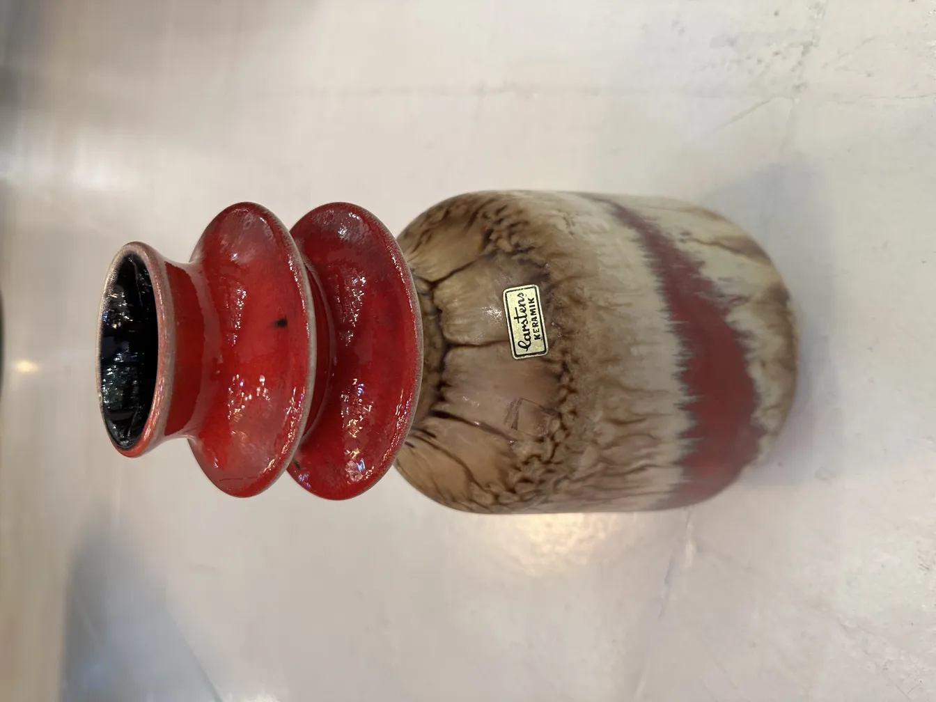 Vaso di ceramica antica in tonalità rosse con dettagli decorativi