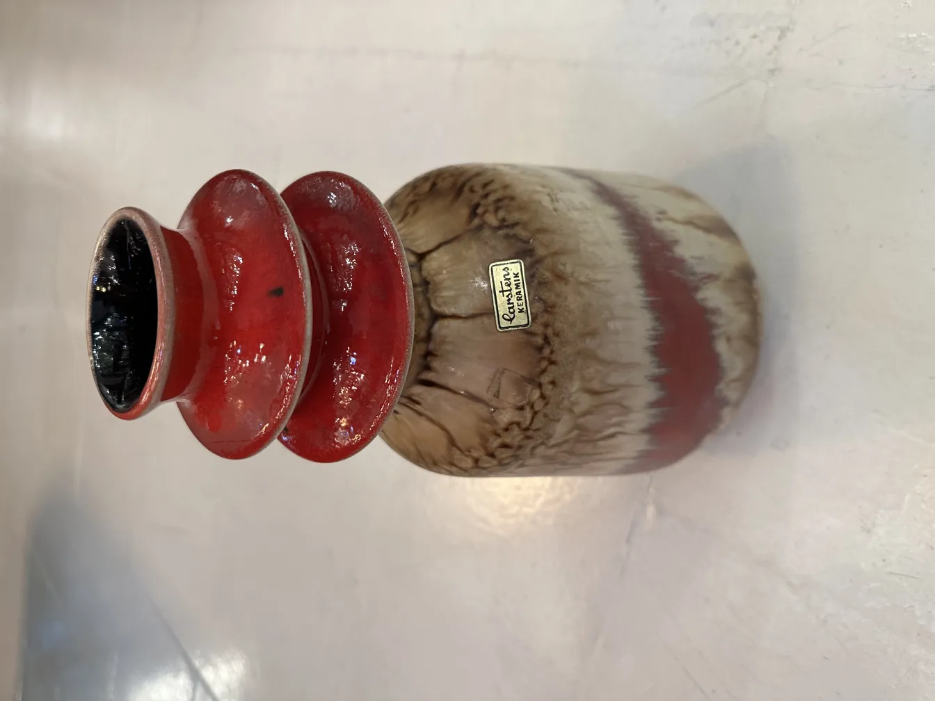 Vaso de cerâmica antiga em tons de vermelho e marrom