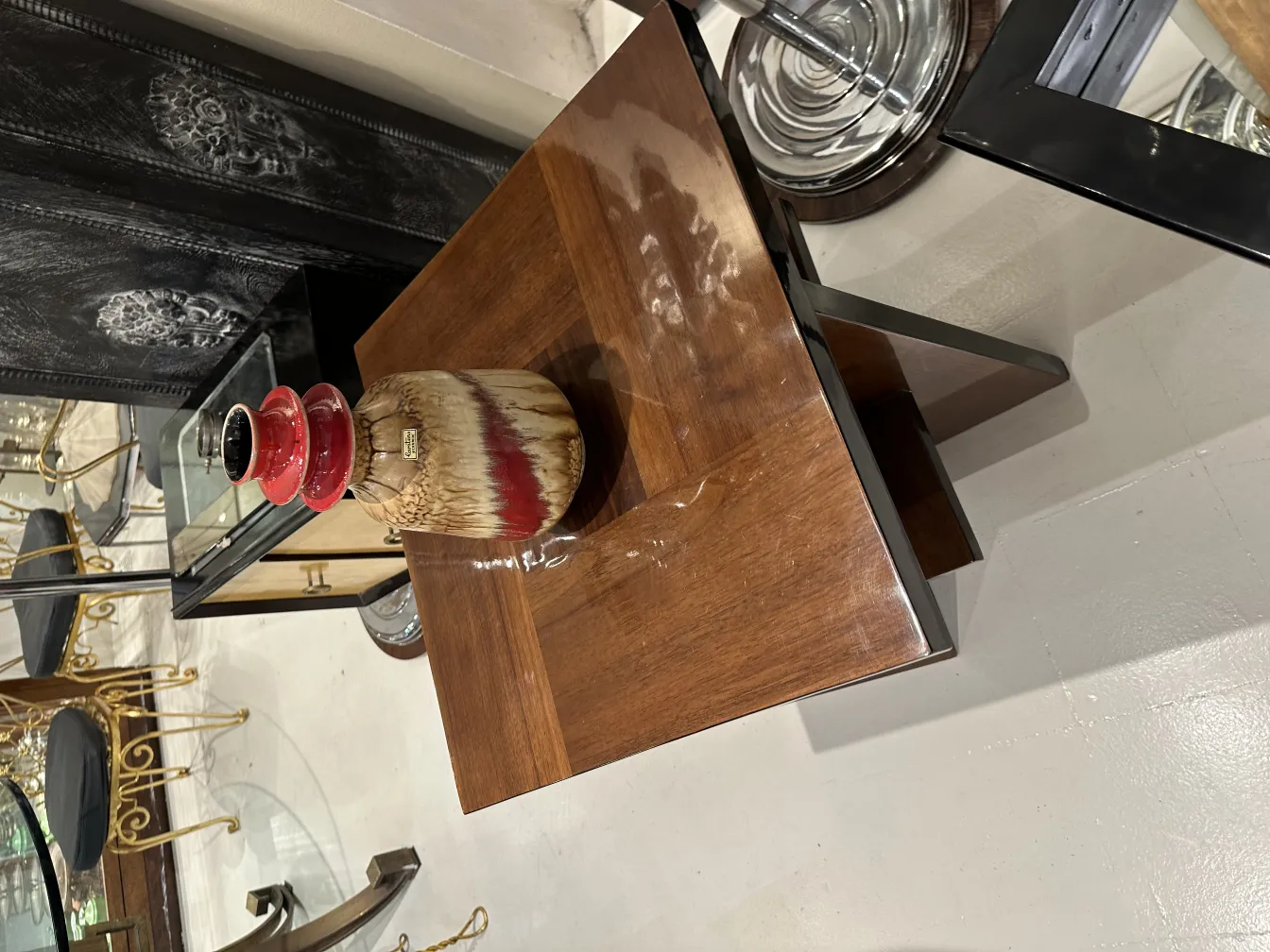 Antike dekorative Keramik mit interessanten Details auf einem Holztisch.