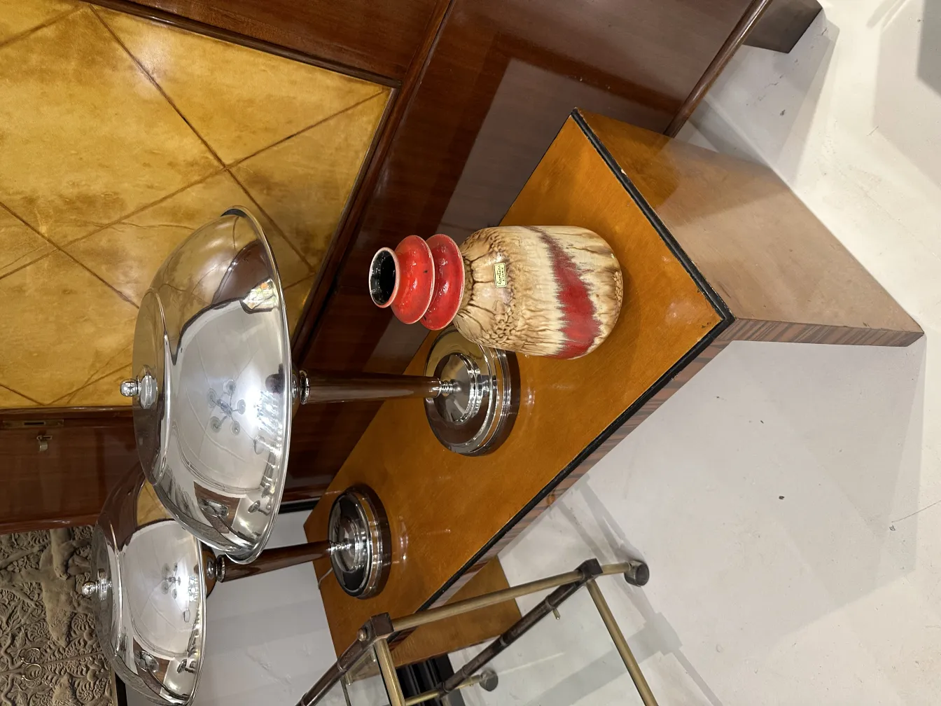 كائن سيراميك قديم مزخرف بتفاصيل ملونة.