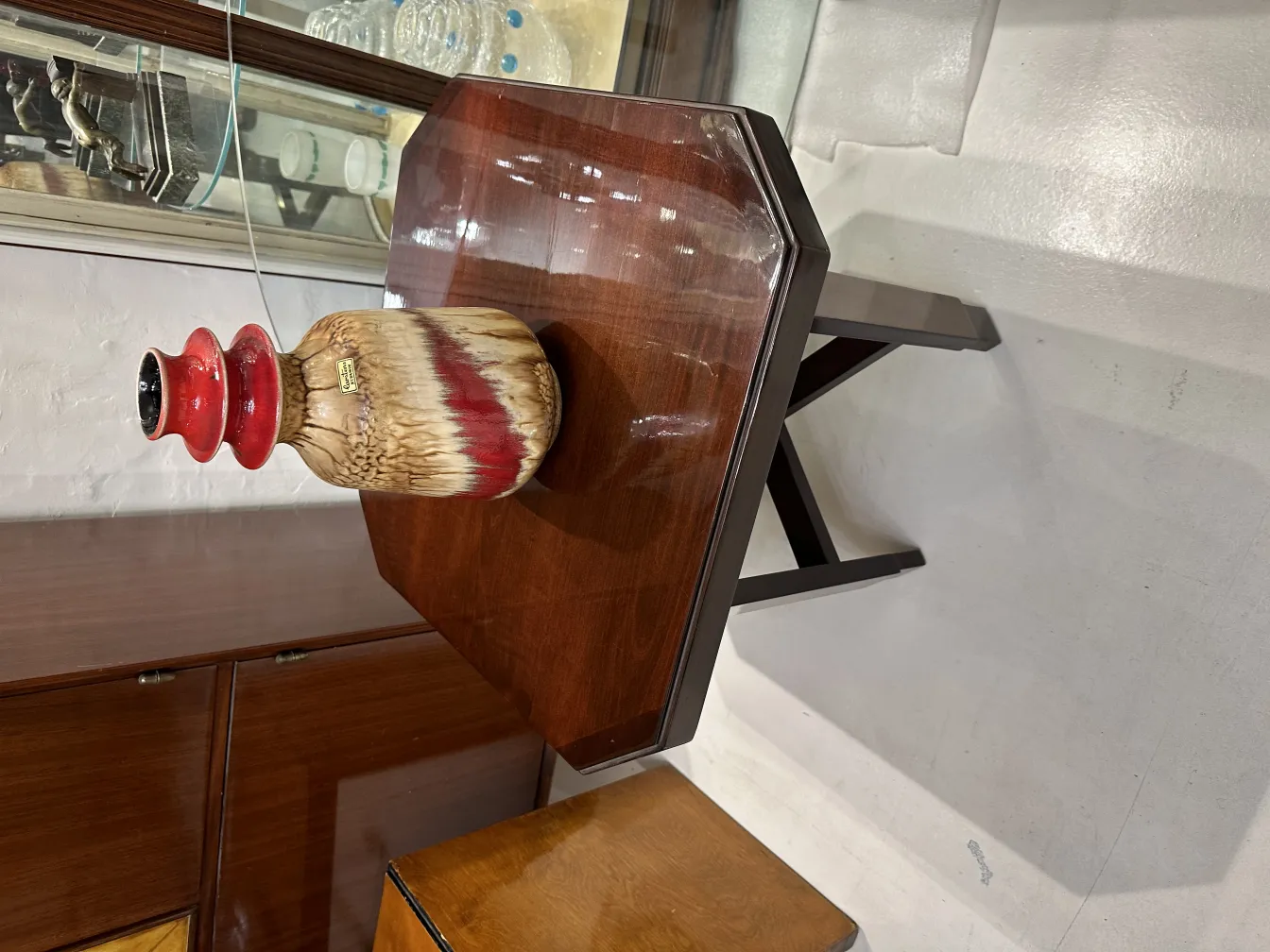 Vase en céramique ancien avec des décorations rouges et brunes