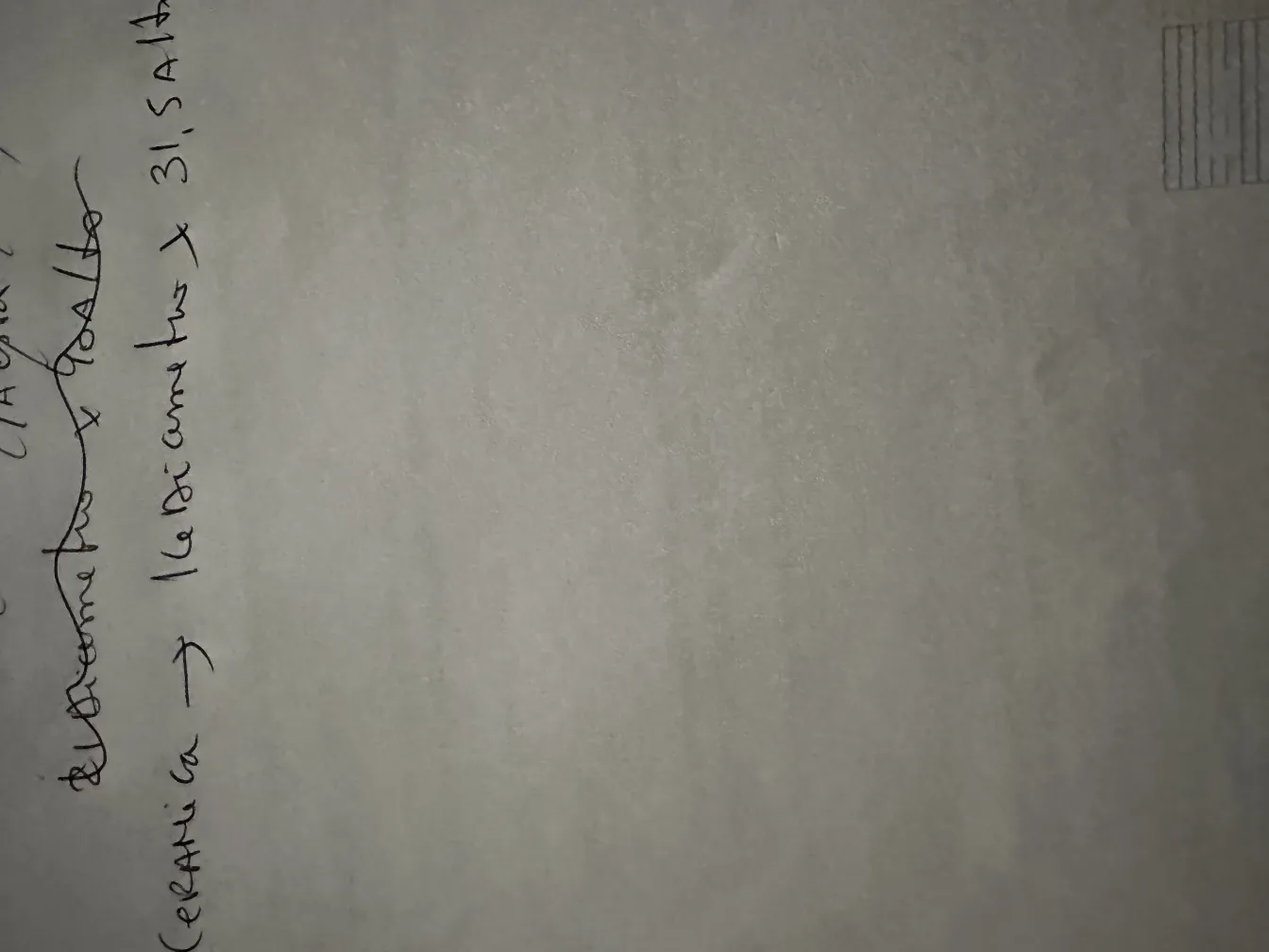 Antike Keramik mit feinen Details und Schriftzügen.