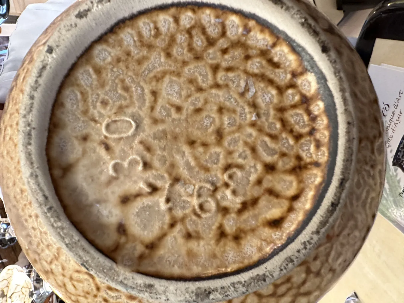 Vue du fond d'une céramique ancienne avec texture.