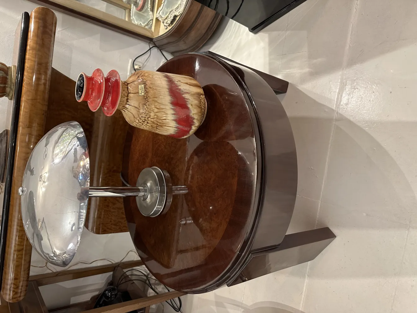 Vaso de cerâmica antiga com decoração vermelha e preta.