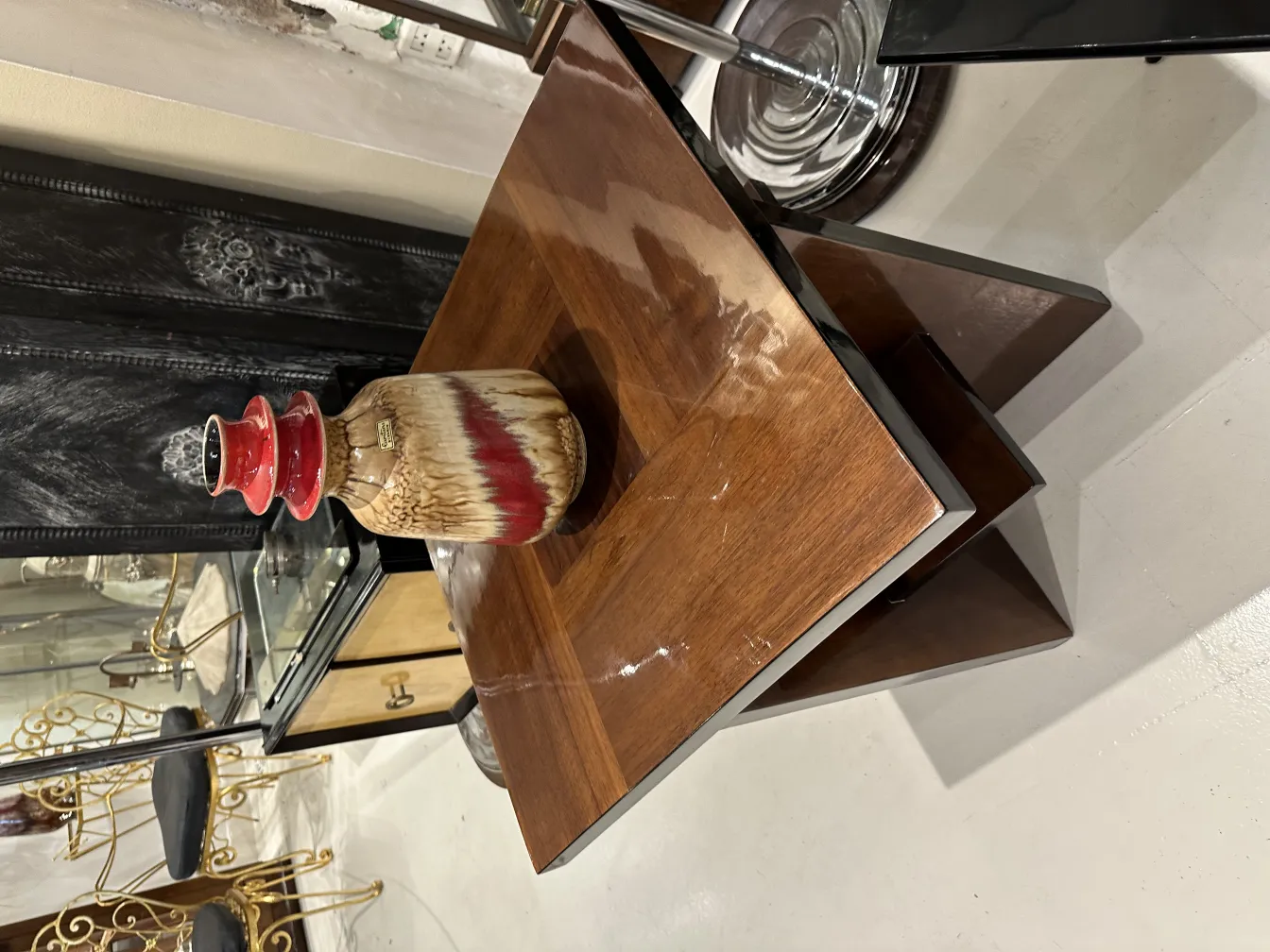 Vase décoratif ancien en céramique sur table en bois