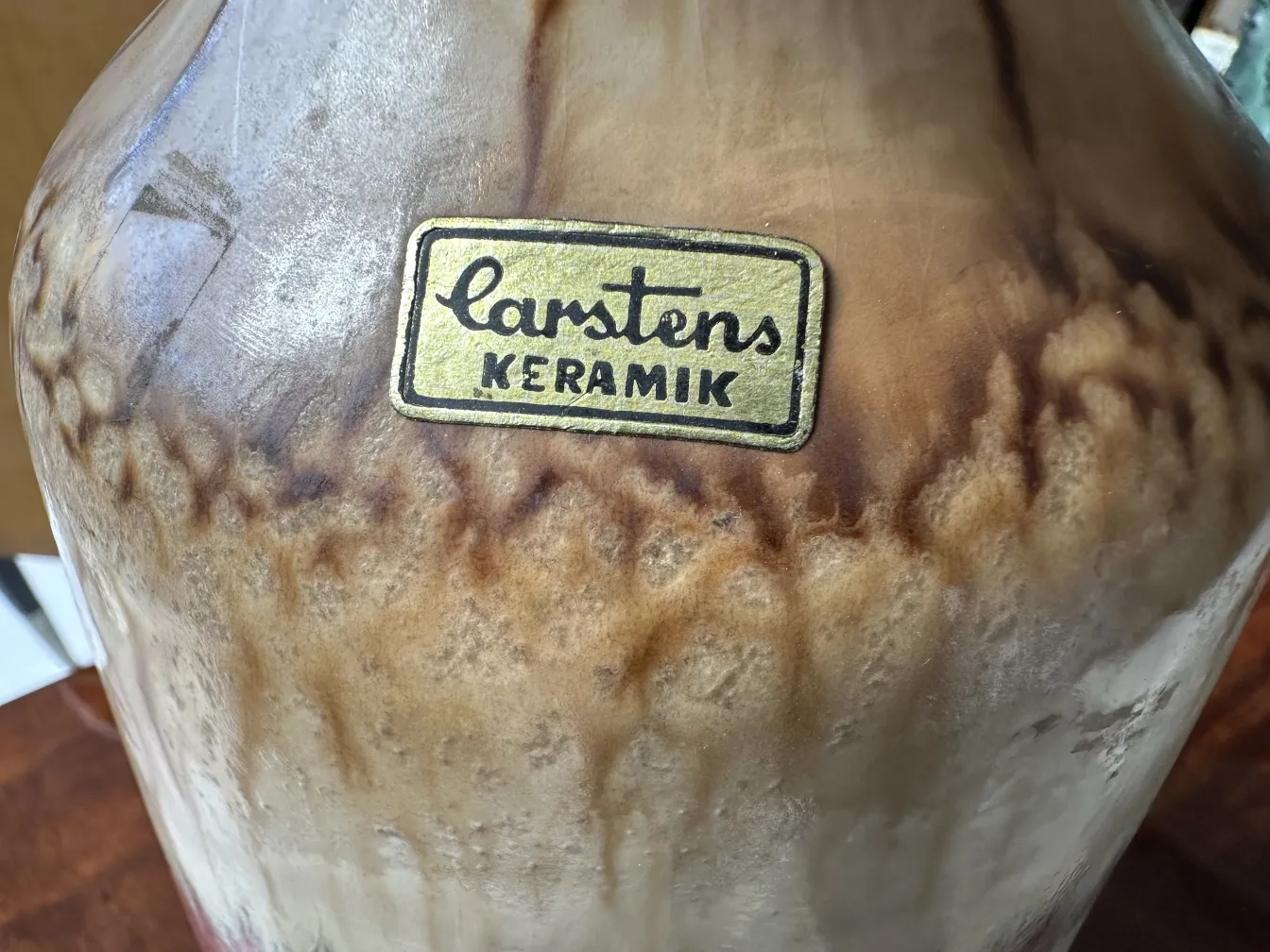 Vaso de cerâmica antiga com detalhes em dourado e texturas únicas.