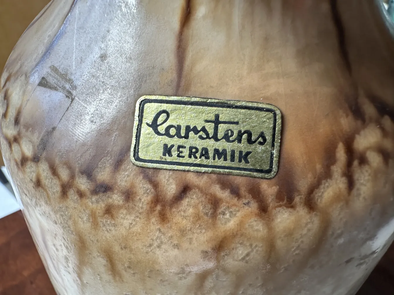 Vaso de cerâmica antiga da Carstens, tons marrons e textura única.