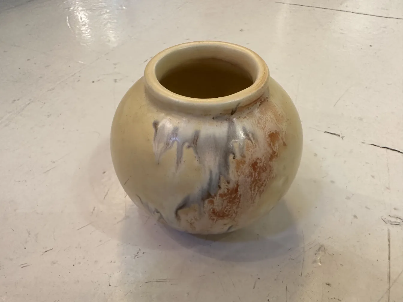 Pitcher ancien en céramique avec des couleurs et formes artisanales