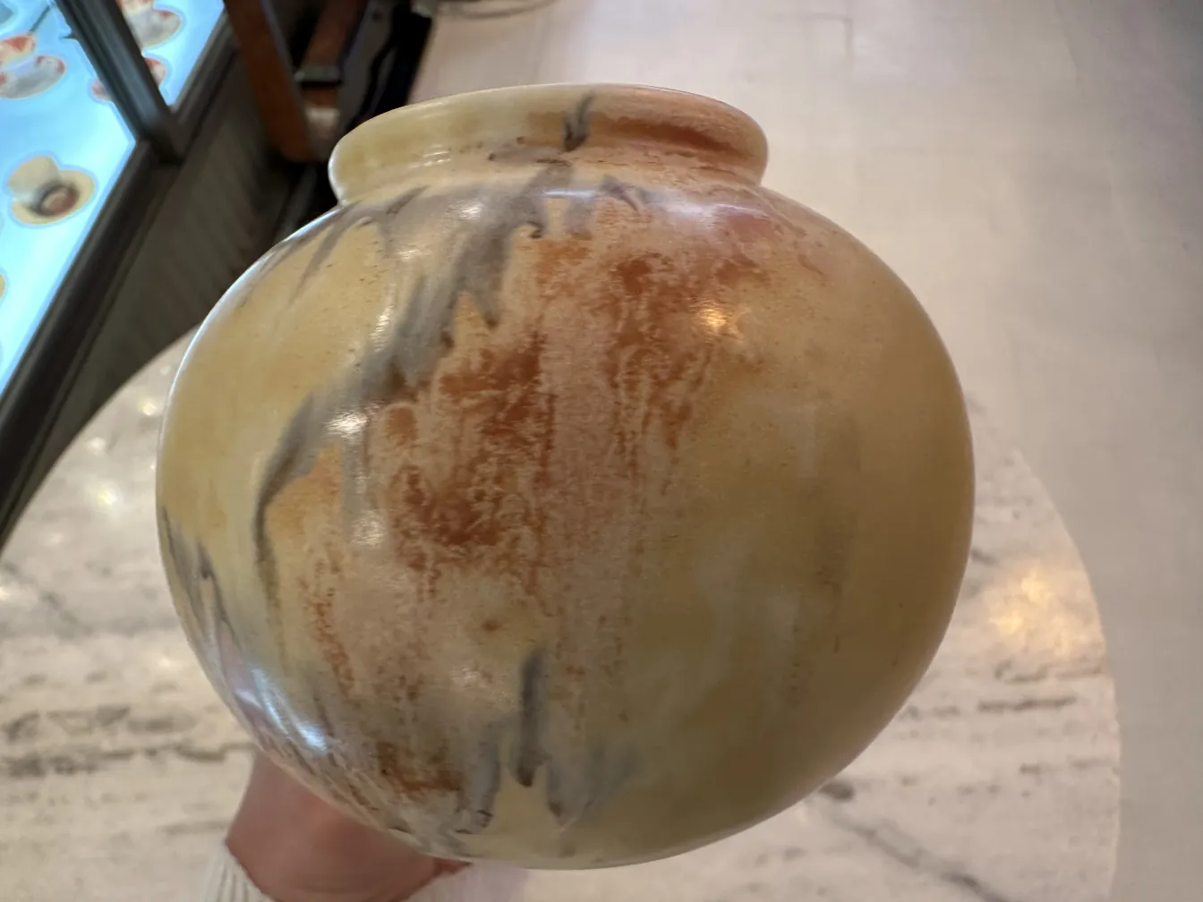 Vase en céramique ancien avec des couleurs chaudes et des textures