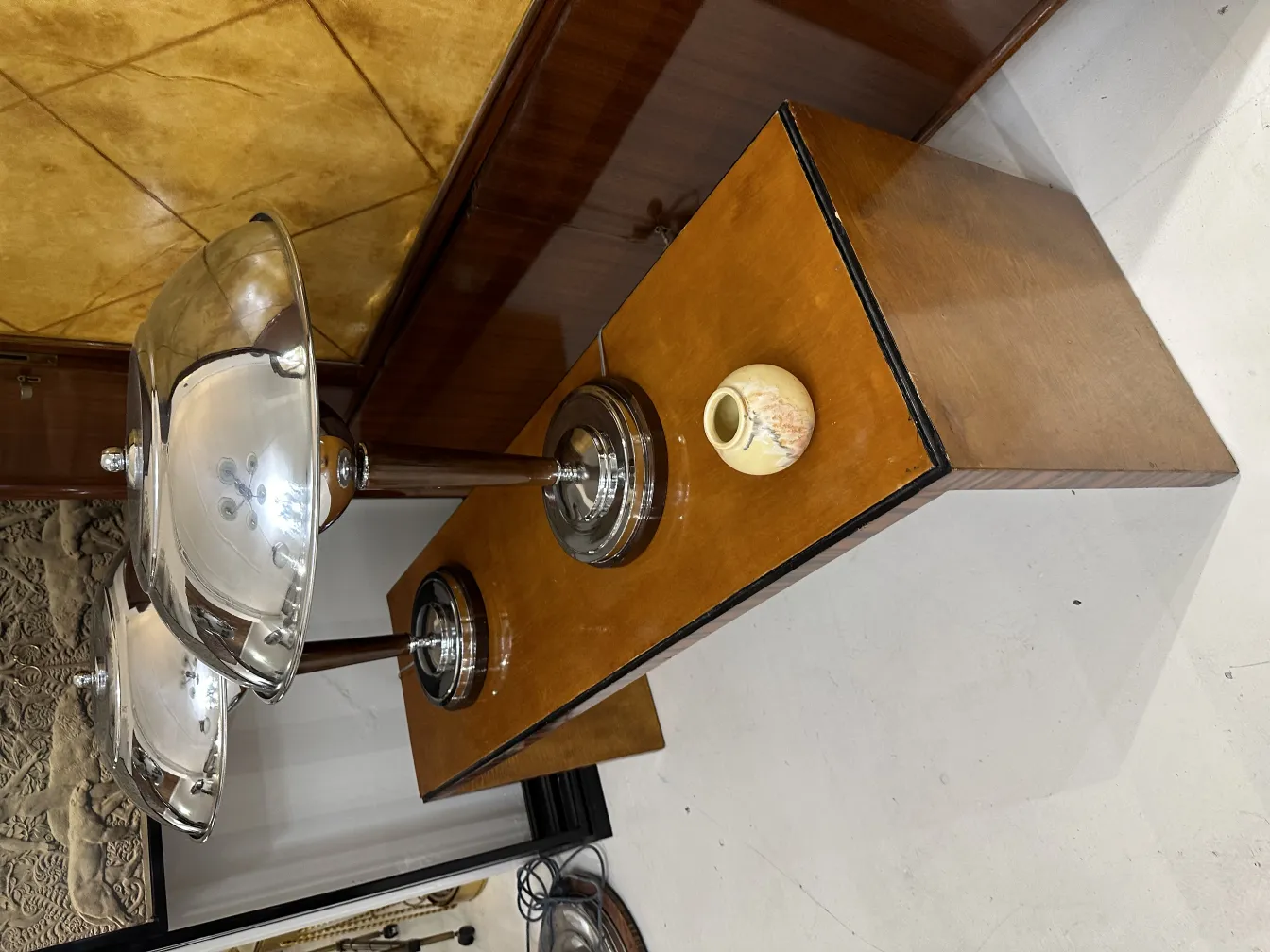 Céramique artisanale ancienne sur une table en bois, avec des détails décoratifs.