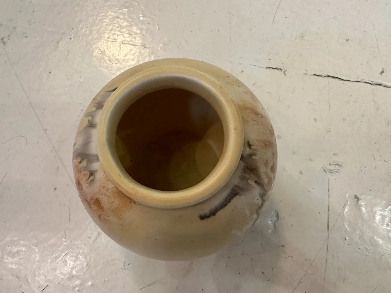 ユニークな模様とアーストーンの古い陶器の壺。