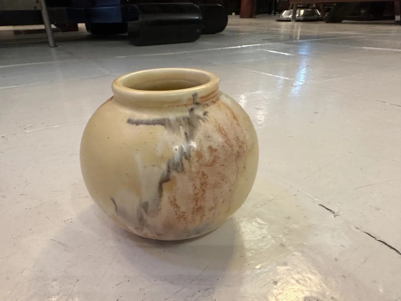 古代の陶器の球体、茶色とクリーム色のディテール付き。