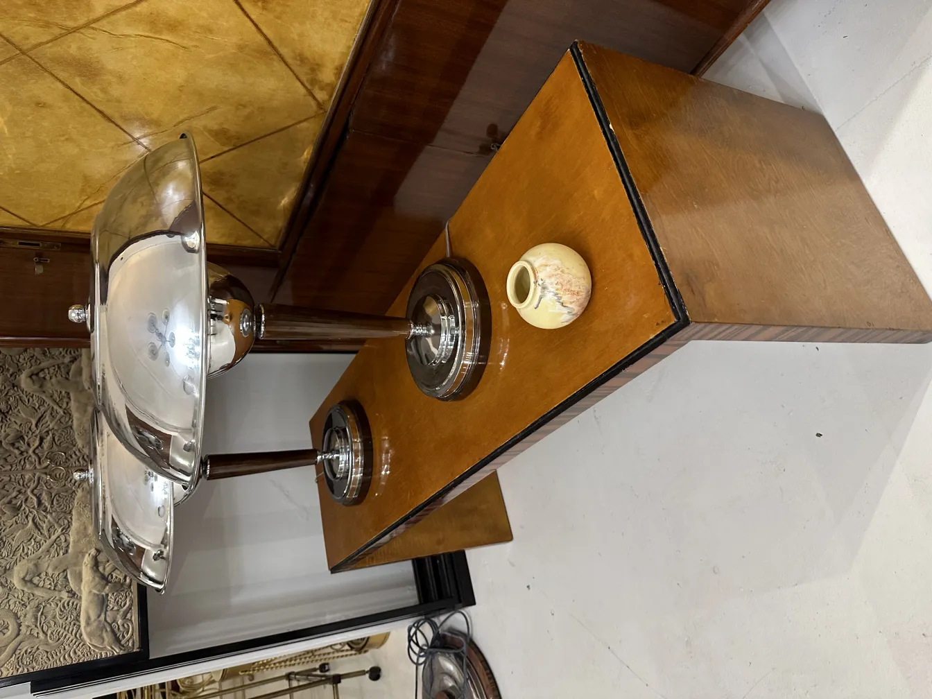 vaso de cerâmica antiga em mesa de madeira