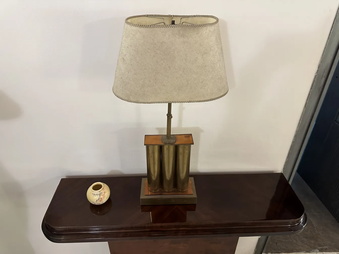 Kleine dekorative antike Keramik neben einer Lampe.