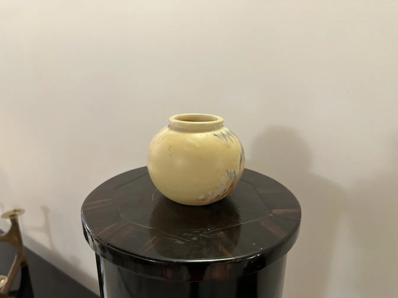 Vaso di ceramica gialla antica con dettagli sottili