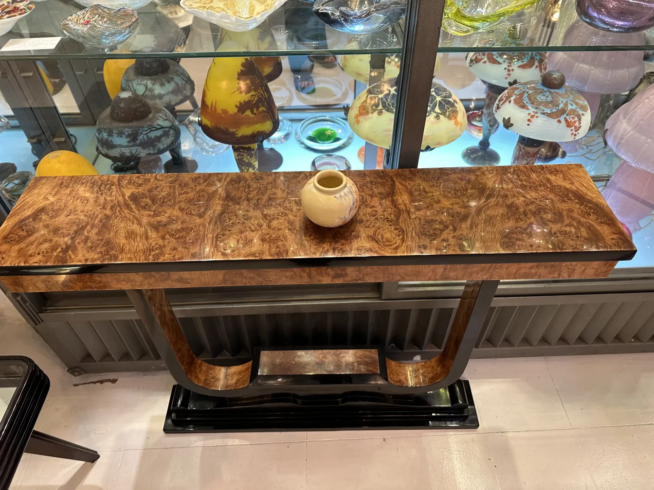 Vaso di ceramica antica su un tavolo di legno, sfondo decorativo.