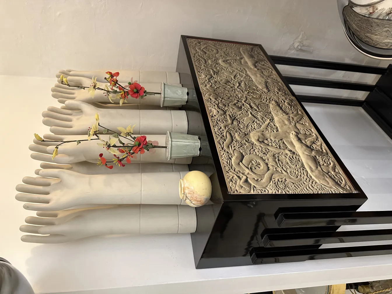 Vasi in ceramica antica a forma di mano con fiori