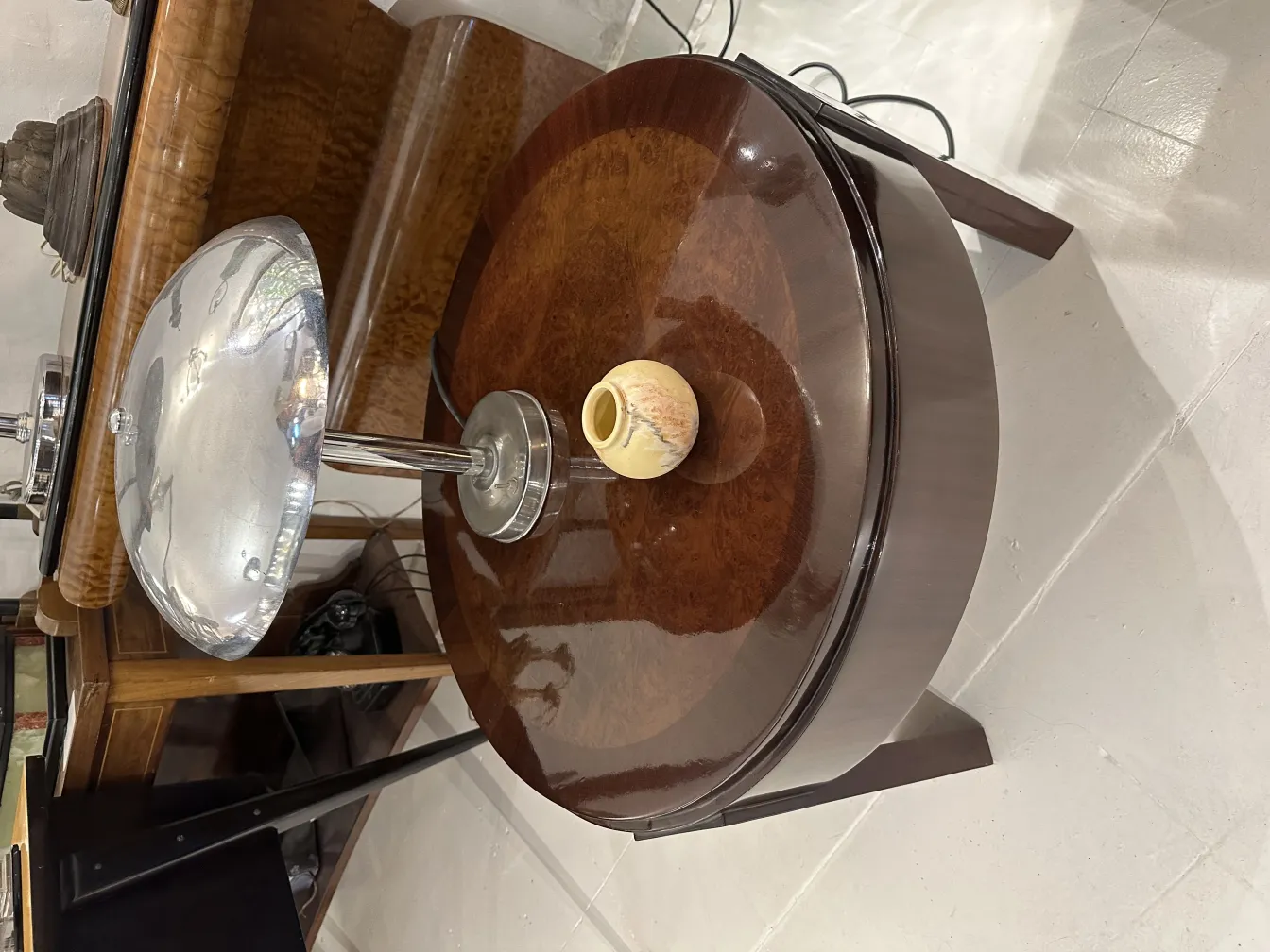 Vaso de cerâmica antiga em uma mesa brilhante