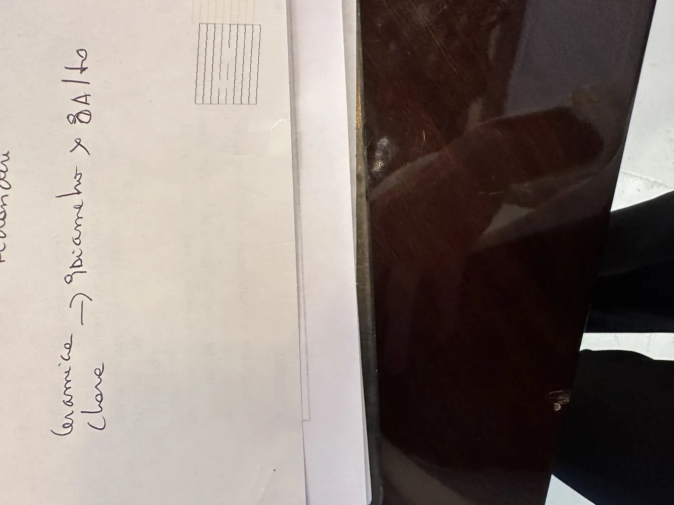 어두운 표면에 전시된 고대 수공예 도예.