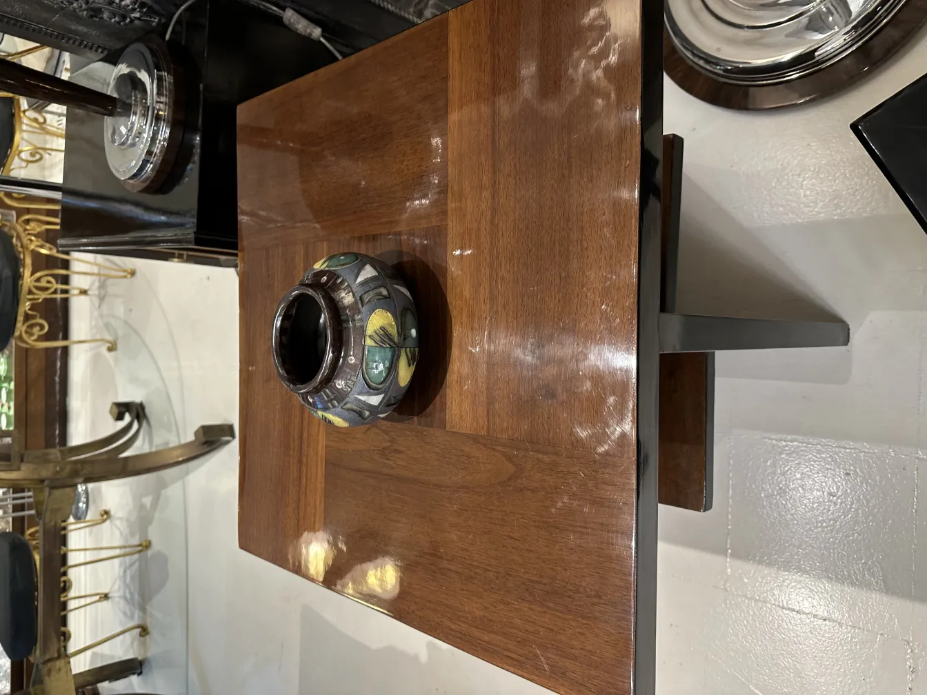 Cerámica antigua decorativa en mesa de madera