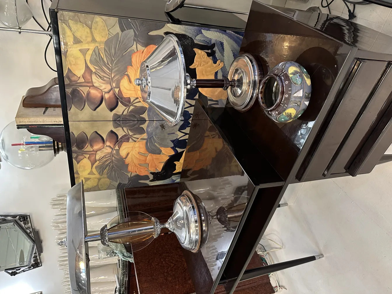 スタイリッシュな空間にある古代装飾陶器のランプと壺。