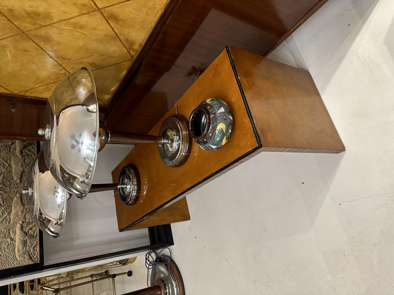 Objets en céramique anciens près d'un téléphone vintage dans un cadre raffiné.