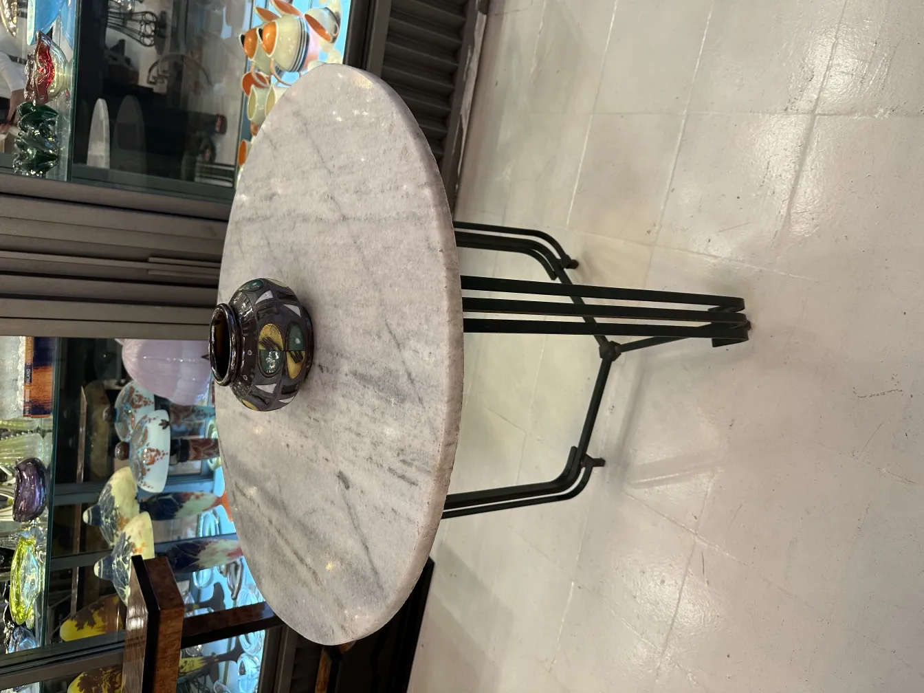 Vaso ceramica antico su un tavolo in marmo