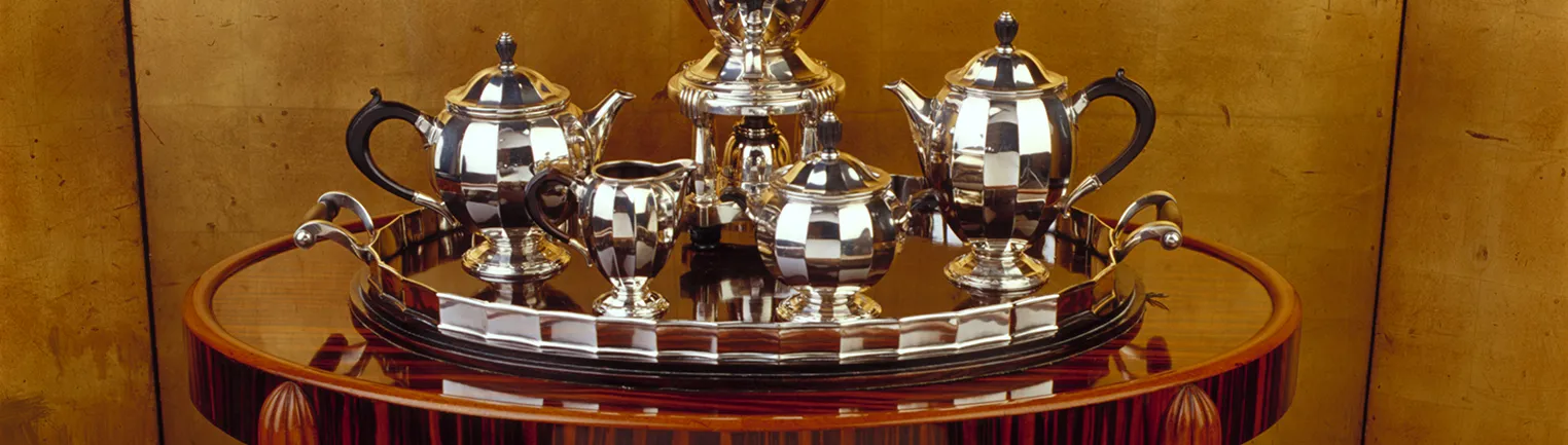 Elegante juego de té y café antiguo en una bandeja brillante