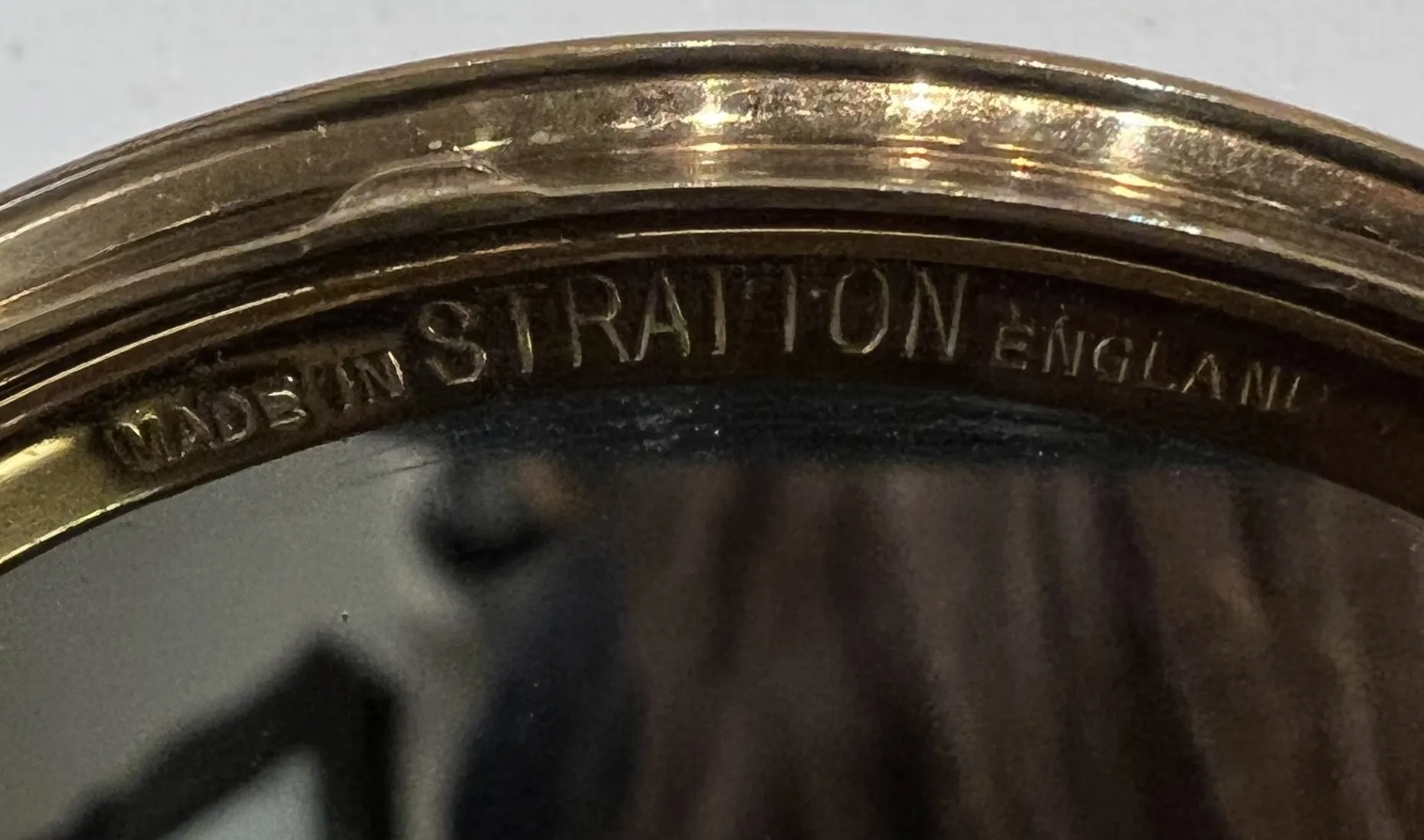 sello antiguo con inscripción made in stratton inglaterra