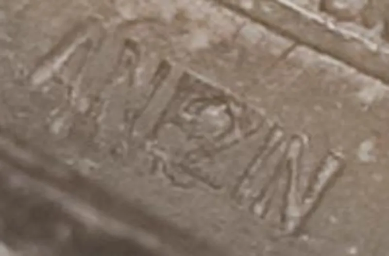 sello Anezin antiguo con detalles únicos y textura