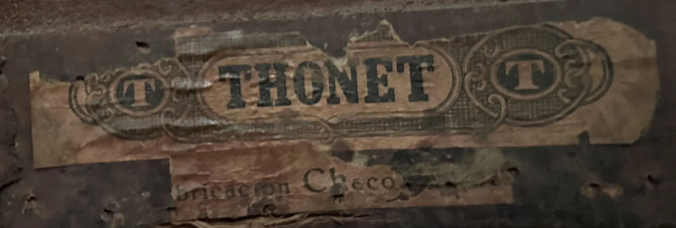 sello antiguo Thonet con firma en papel desgastado