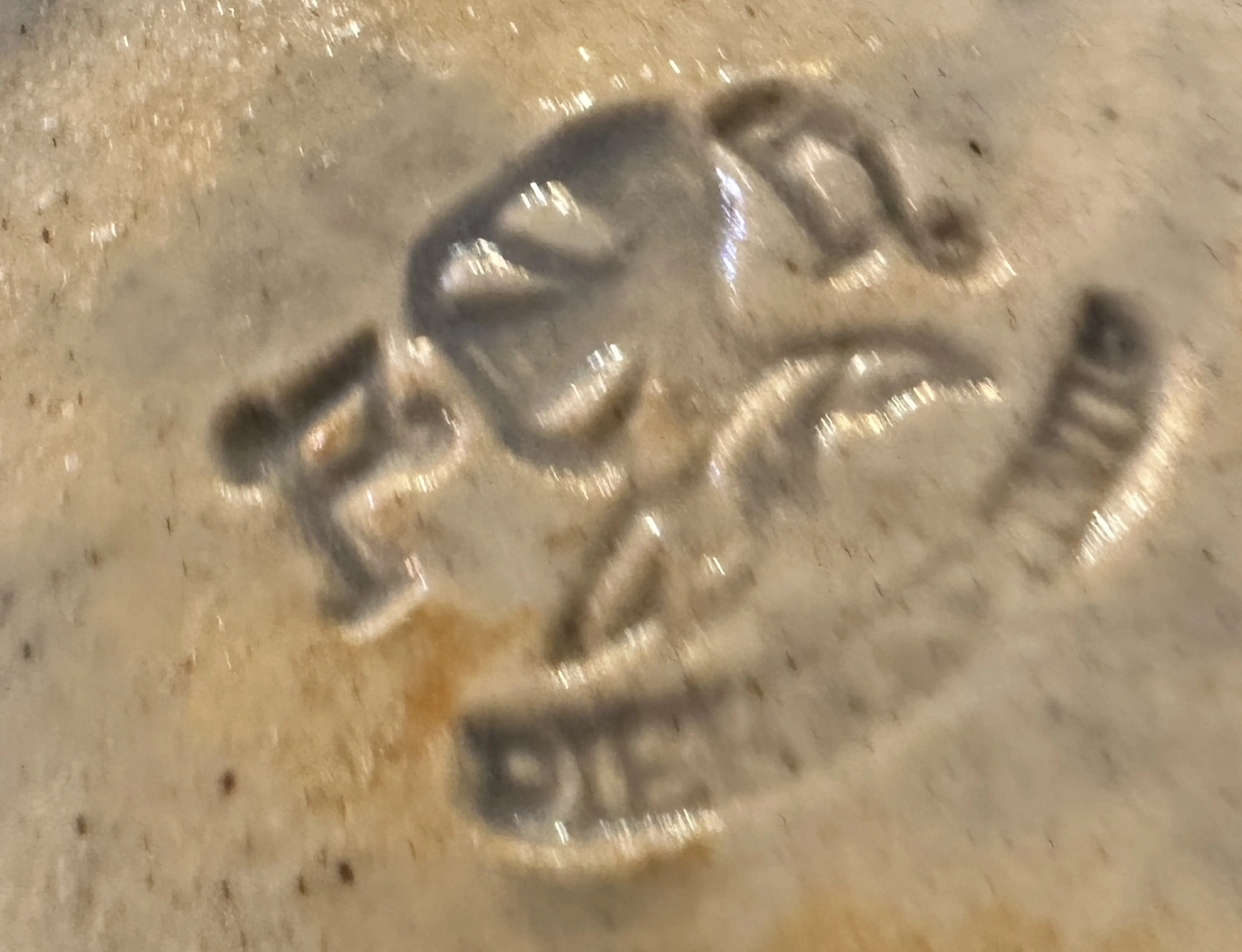 sello antiguo con diseño en relieve de Pierrefonds, fondo claro